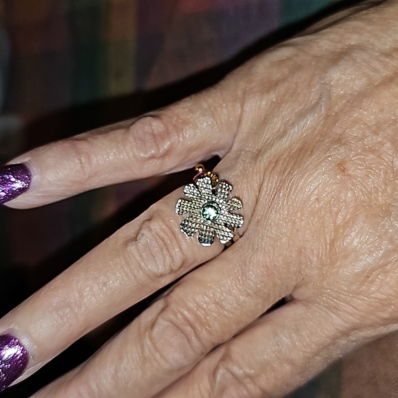 Green Tourmaline flower 🌼 ring - Picture 2 of 7